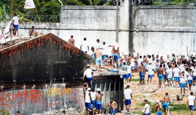 Brazil inmates escape from jails Twitter: @headlinecode_ headlinecode