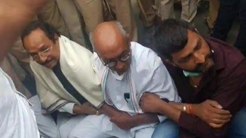 Congress leader Digvijay Singh sitting outside Bengaluru hotel where rebel Congress MLAs are being holed up. Digvijay Singh, Congress