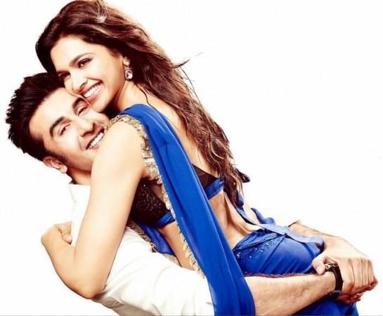 Throwback photo: When Ranbir Kapoor-Deepika Padukone strummed guitar,  twinned in white