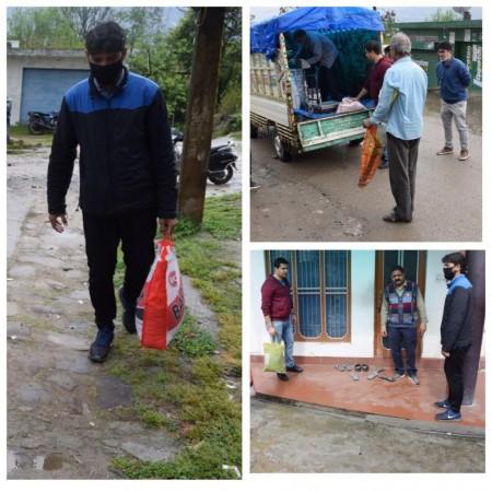 Volunteers of Ration on Wheels delivering door to door food essentials. Twitter Ration on wheels