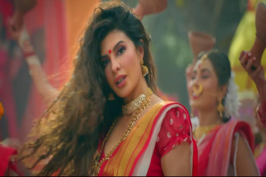 Saree clad Jacqueline Fernandez in her Bengali apparel is the only