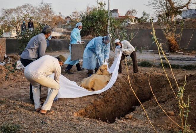 Relatives burying the body of a COVID-19 victim in Ahmedabad. File photo.