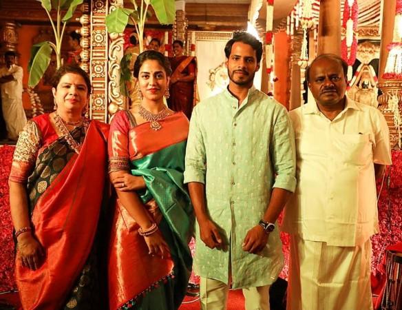 Nikhil Kumaraswamy with his wife-to-be and parents