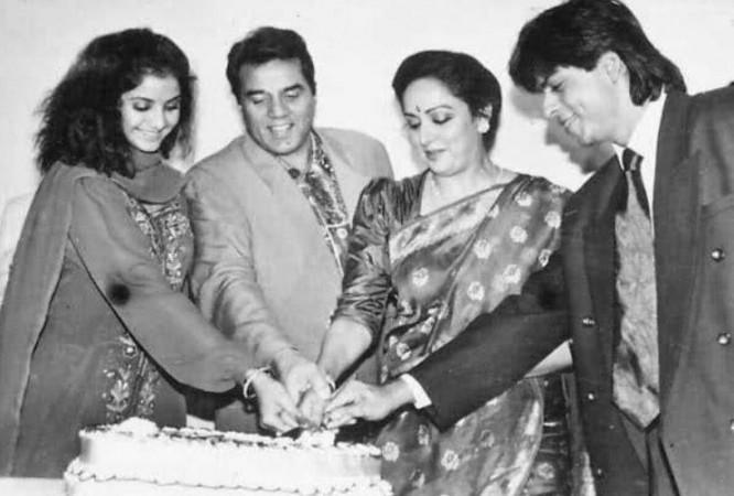 Dil Aashna Hai cast Shah Rukh Khan and Divya Bharti with producer-director Hema Malini and Dharmendra Shah Rukh Khan's first movie with Hema Malini