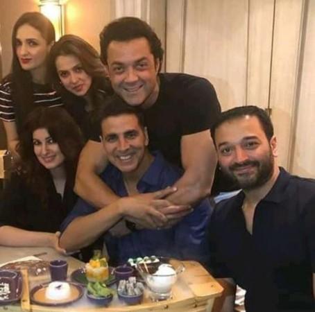 Akshay Kumar and Twinkle Khanna with Bobby Deol and friends Akshay Kumar, Twinkle Khanna party with Bobby Deol and friends