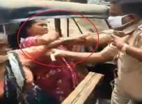 Mumbai Police thrashes woman hawker