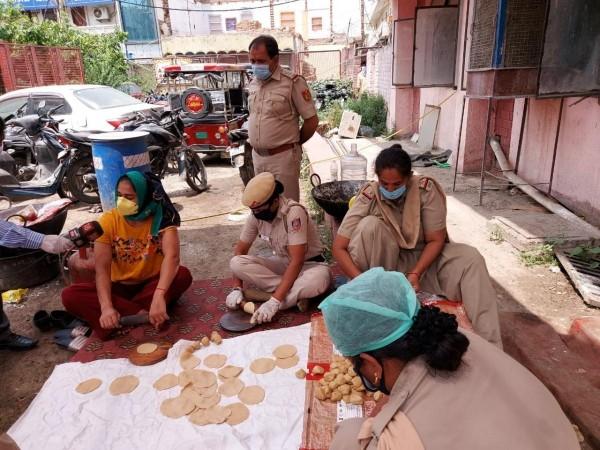 Wrestler and BJP leader Babita Phogat (in yellow top) cooking and distributing food among the needy during lockdown. (Photo: Sanjeev Kumar Singh Chauhan) Wrestler and BJP leader Babita Phogat (in yellow top) cooking and distributing food among the needy during lokdown. (Photo: Sanjeev Kumar Singh Chauhan)