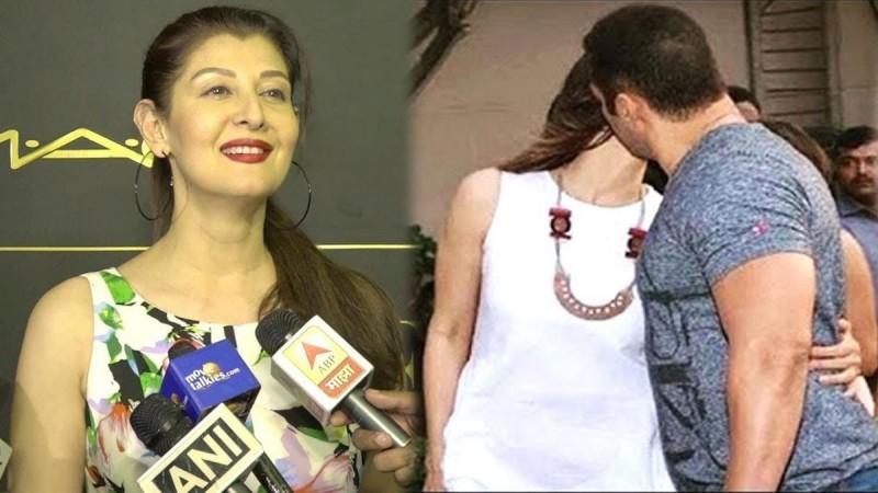 Sangeeta Bijalni kisses Salman Khan