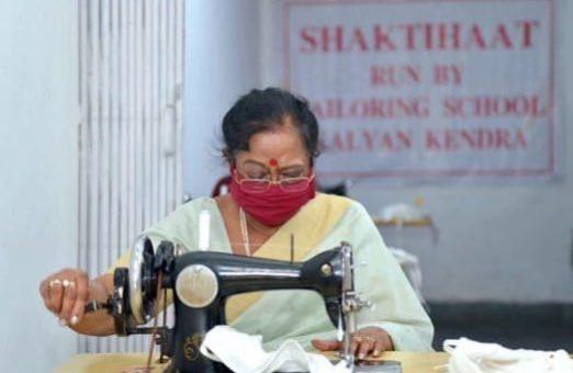 Savita Kovind was seen covering her face with a red colour cloth mask. savita kovid