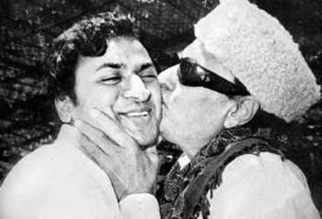Late legendary actor MGR kissing Dr Rajkumar Late legendary actor MGR kissing Dr Rajkumar