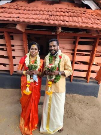 Malayalam actor Manikandan and Anjali marriage photo Malayalam actor Manikandan and Anjali marriage photo