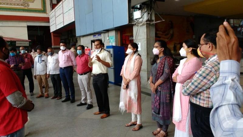 porters in Bengaluru railway station receives grocery kits