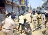 karnataka police lathi charging on lockdown