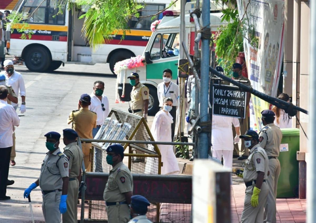 Rishi Kapoor Funeral: Kapoor Family, Alia Bhatt, Abhishek Bachchan And ...