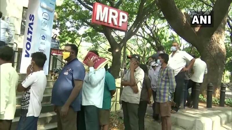 long queues in front of liquor shops