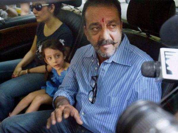 Sanjay Dutt with wife and daughter Sanjay Dutt with wife and daughter
