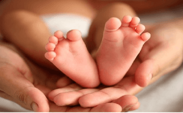 migrant worker delivers baby on roadside