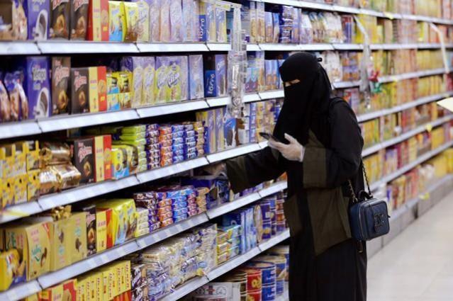 FILE PHOTO: A Saudi woman wearing protective gloves shops at a supermarket, following the outbreak of the coronavirus disease (COVID-19), in Riyadh, Saudi Arabia May 11, 2020. REUTERS/Ahmed Yosri FILE PHOTO: A Saudi woman wearing protective gloves shops at a supermarket, following the outbreak of the coronavirus disease (COVID-19), in Riyadh, Saudi Arabia May 11, 2020. REUTERS/Ahmed Yosri