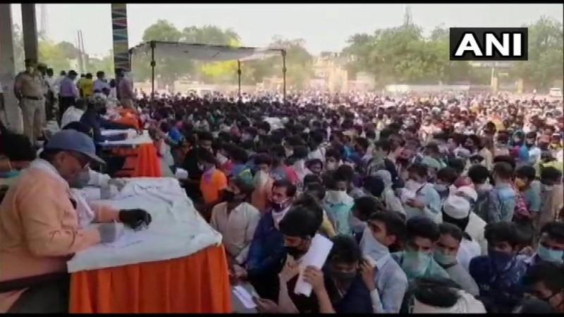 Thousands of migrant workers throng Ghaziabad's Ramlila Maidan to ...