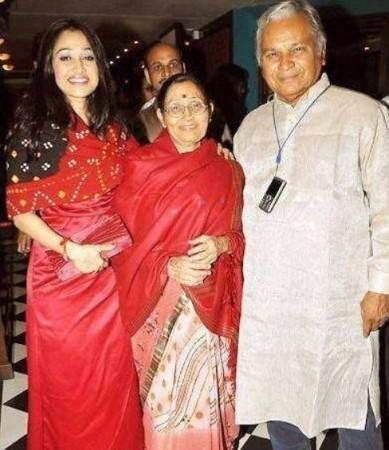 Former TMKOC actress Disha Vakani aka Dayaben with her parents TMKOC actress Disha Vakani with her parents