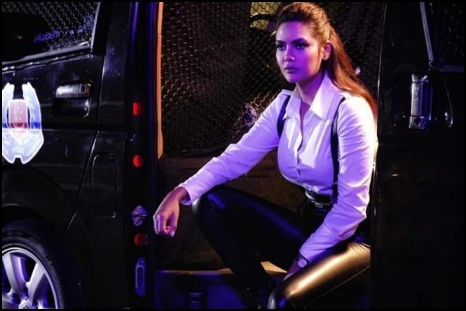 esha gupta as a cop