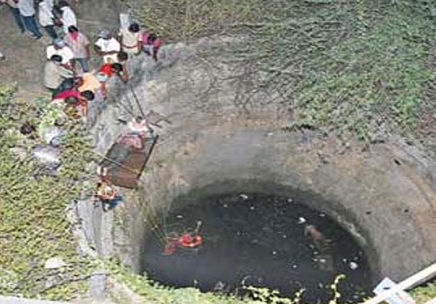 వరంగల్ బావిలో శవాల కుప్పలు-Huge piles of dead bodies found in a well in warangal
