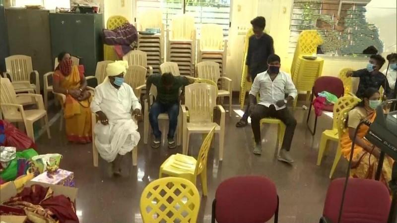 empty chairs in marriage amid lockdown in Bengaluru 在监狱里的单身家庭在椅子上