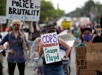 Protesters gather at the scene where George Floyd, an unarmed black man, was pinned down by a police officer kneeling on his neck before later dying in hospital in Minneapolis, Minnesota, U.S. May 26, 2020. REUTERS/Eric Miller