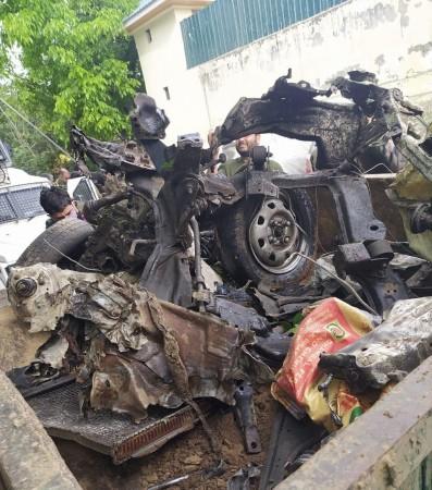 An improvised explosive device (IED) recovered from a Santro car in Ayengund area of Rajpora in South #Kashmir's Pulwama district IED