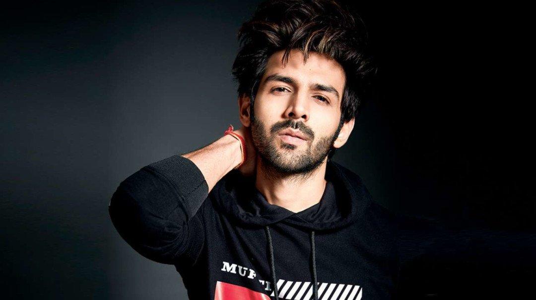 Kartik Aaryan introduces his hairstylist as 'Baal Kalakar', fans post  hilarious comments, asks to style Ranu Mondal's hair | Hindi Movie News -  Times of India