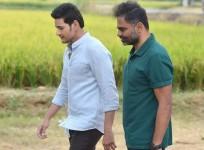 Director Vamsi Paidipally with Mahesh Babu on Maharshi set