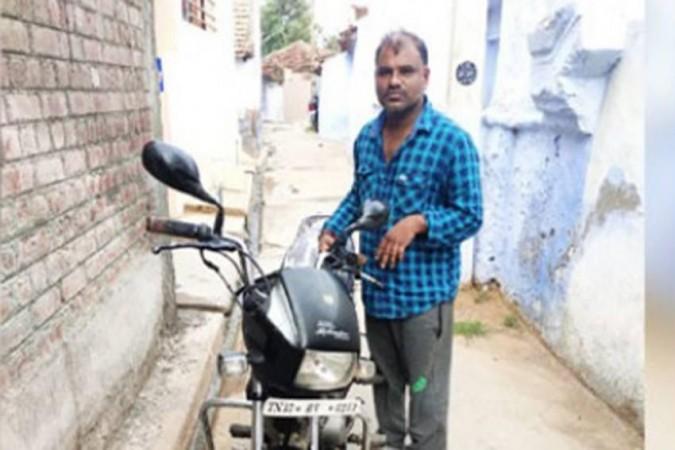 Suresh Kumar with his stolen bike Suresh Kumar with his stolen bike