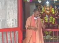 Yogi Adithyanath offers prayers at Gorakhnath