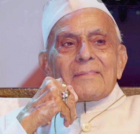 Urdu poet Anand Mohan Zutshi Gulzar Dehlvi is survived by a son and a daughter. The last rites will be performed on Saturday, according to a statement from the family. Gulzar Dehlvi
