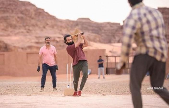 Prithviraj Sukumaran attempting Rohit Sharma's trademark shot. Prithviraj Sukumaran