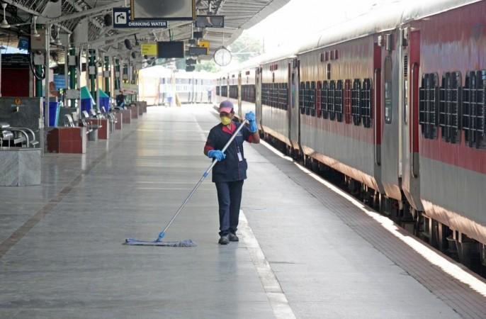 engaluru: 11 Mayıs 2020'de koronavirüsün yayılmasını hafifletmek için uygulanan genişletilmiş ülke çapında kilitlenme sırasında Bangalore City tren istasyonunu temizlemek ve dezenfekte etmekle meşgul sanitasyon personeli.