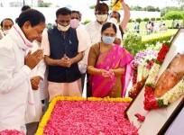 K Chandrashekar Rao paying tributes to former PM Late PV Narasimha Rao on Sunday