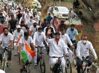 DK Shivakumar at Congress' anti-fuel price hike protest in Karnataka