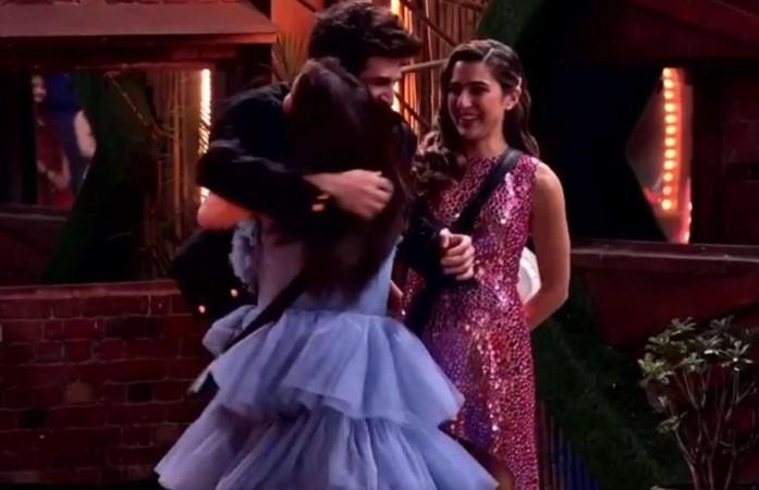 Shehnaaz Gill hugging Kartik Aaryan inside Bigg Boss house, while Sara Ali Khan watches them Shehnaaz Gill hugging Kartik Aaryan inside Bigg Boss house, while Sara Ali Khan watches them
