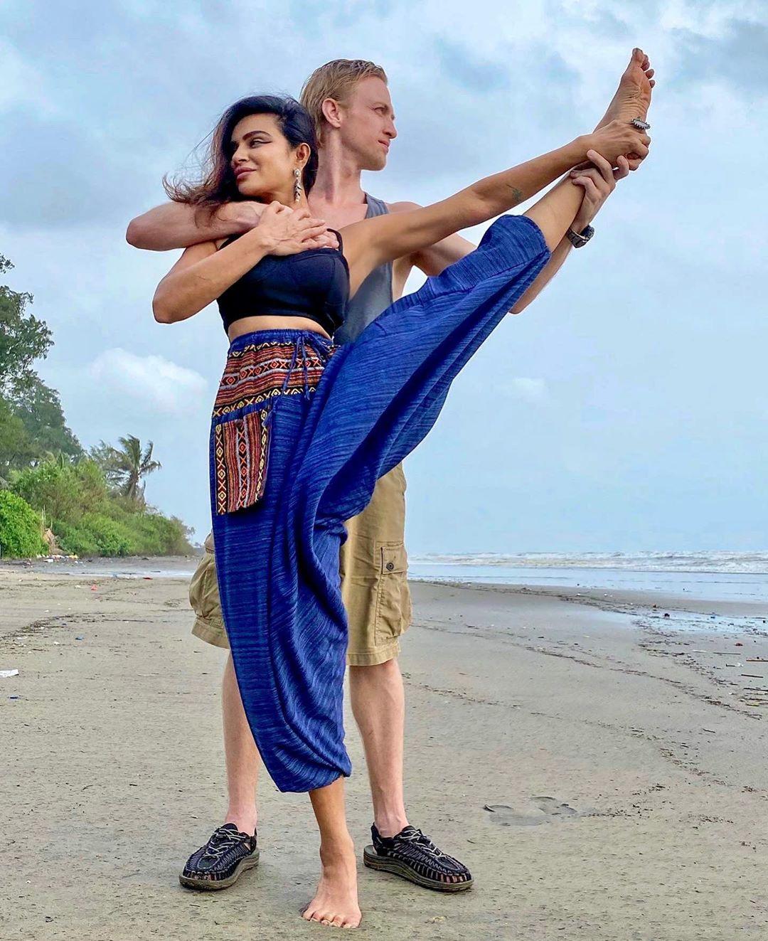 Aashka Goradia, Brent Goble engagement: Mouni Roy shares the most adorable  glimpses of ceremony. See photos | Television News - The Indian Express