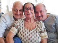 Anupam KHer, mother Dulari, brother Raju