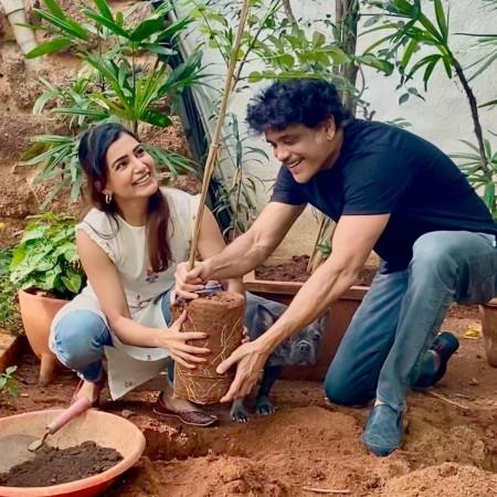 Samantha Akkineni performs the Green India Challenge with her father-in-law Akkineni Nagarjuna Samantha Akkineni performs the Green India Challenge with her father-in-law Akkineni Nagarjuna