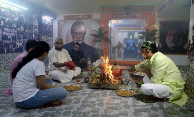 A special pooja was performed at Amitabh Bachchan's temple in Kolkata. Amitabh Bachchan Temple