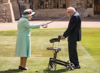 Sir Capt. Tom Moore knighted by the Queen