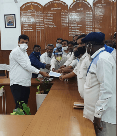 BBMP mayor Goutham Kumar hands cheque to Shilpa's family