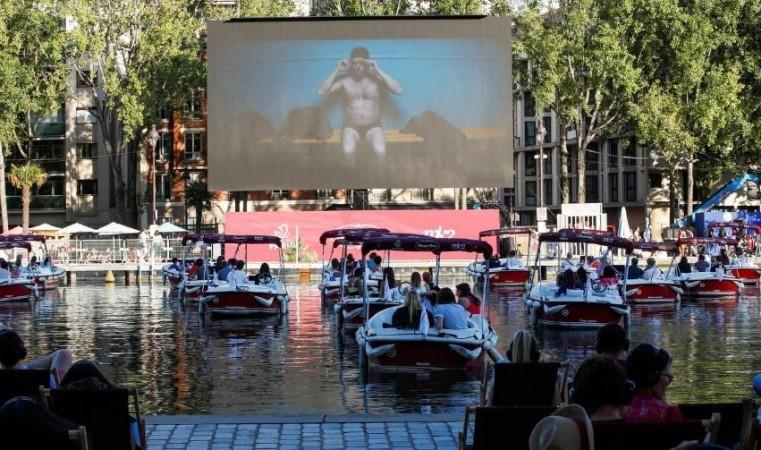 People watch the film People watch the film