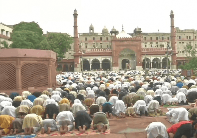 Devotees at Fatehpuri mosque, Delhi