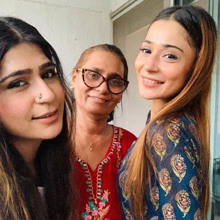 Sara Khan with family