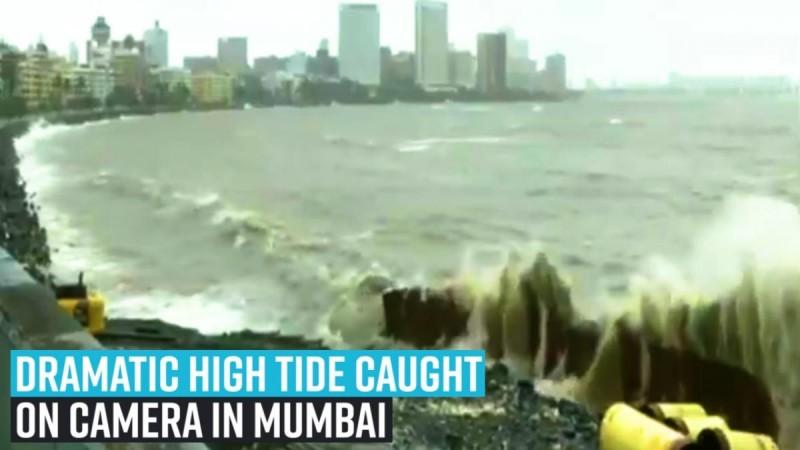 mumbai-sinking-high-tide-hits-marine-drive-roads-flooded-landslide-at-malabar-hill-ibtimes