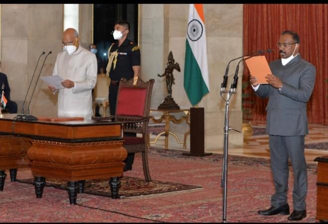 CAG GC Murmu sworn in